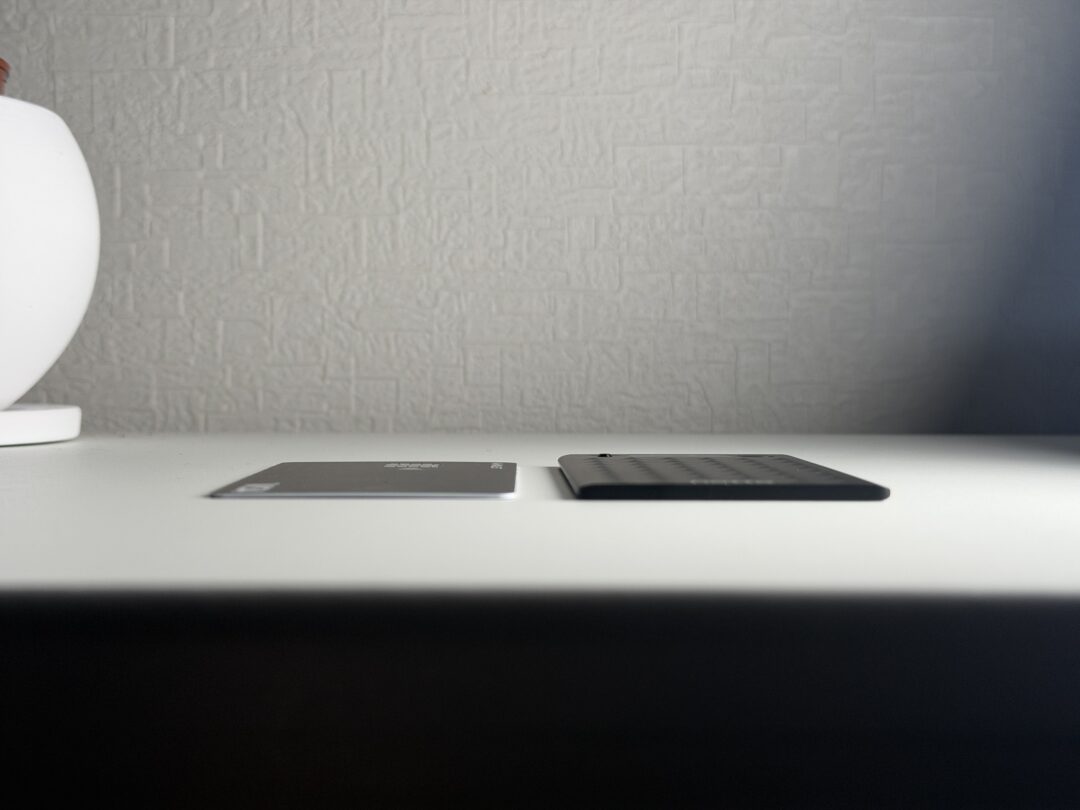 クレジットカードとNotta Memoの薄さを横から比較