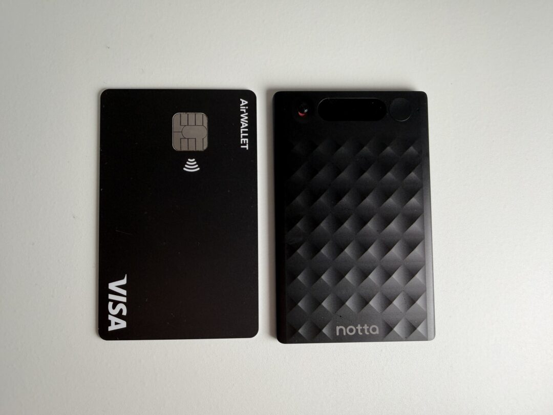 クレジットカードと並べたNotta Memoの大きさ