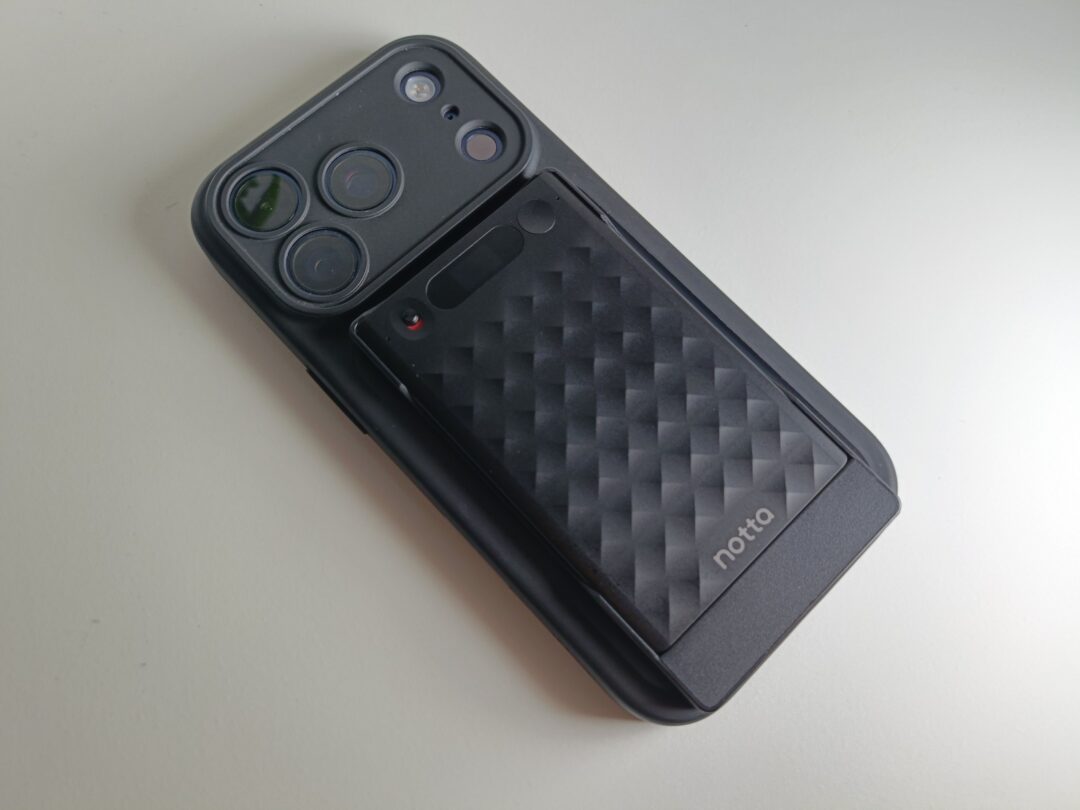 スマートフォン背面へケースで装着したNotta Memo